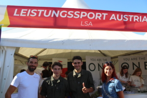 Christoph Triska (li.) und Heidi Sykora, Abteilungsleiter für Sportwissenschaft bzw. Sporttherapie, mit Benny Wizani und Tim Wafler.
