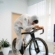 Hochleistungssportler beim Indoor-Radsimulatortraining im Leistungssport Austria Zentrum.